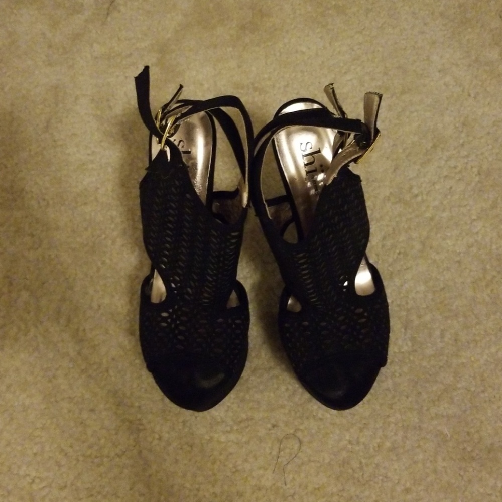 SHI BLACK HEELS